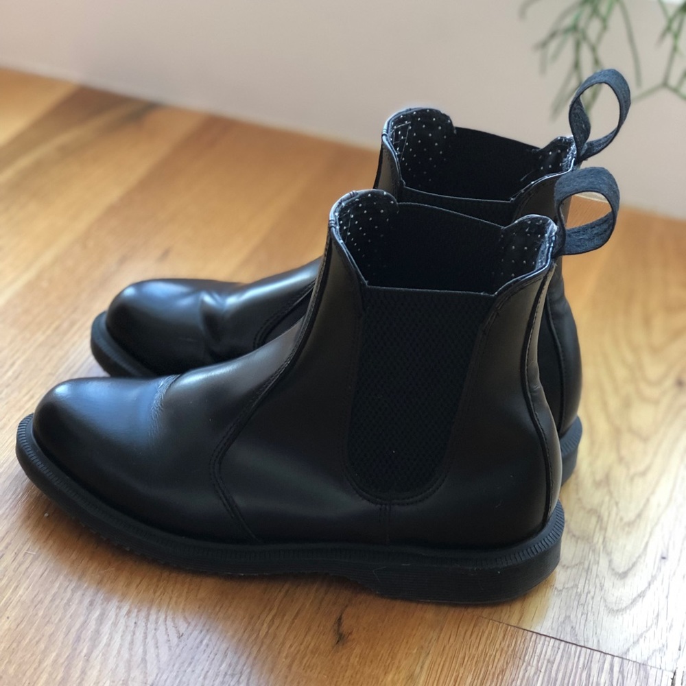 Women’s 6 Dr. Martens Boots